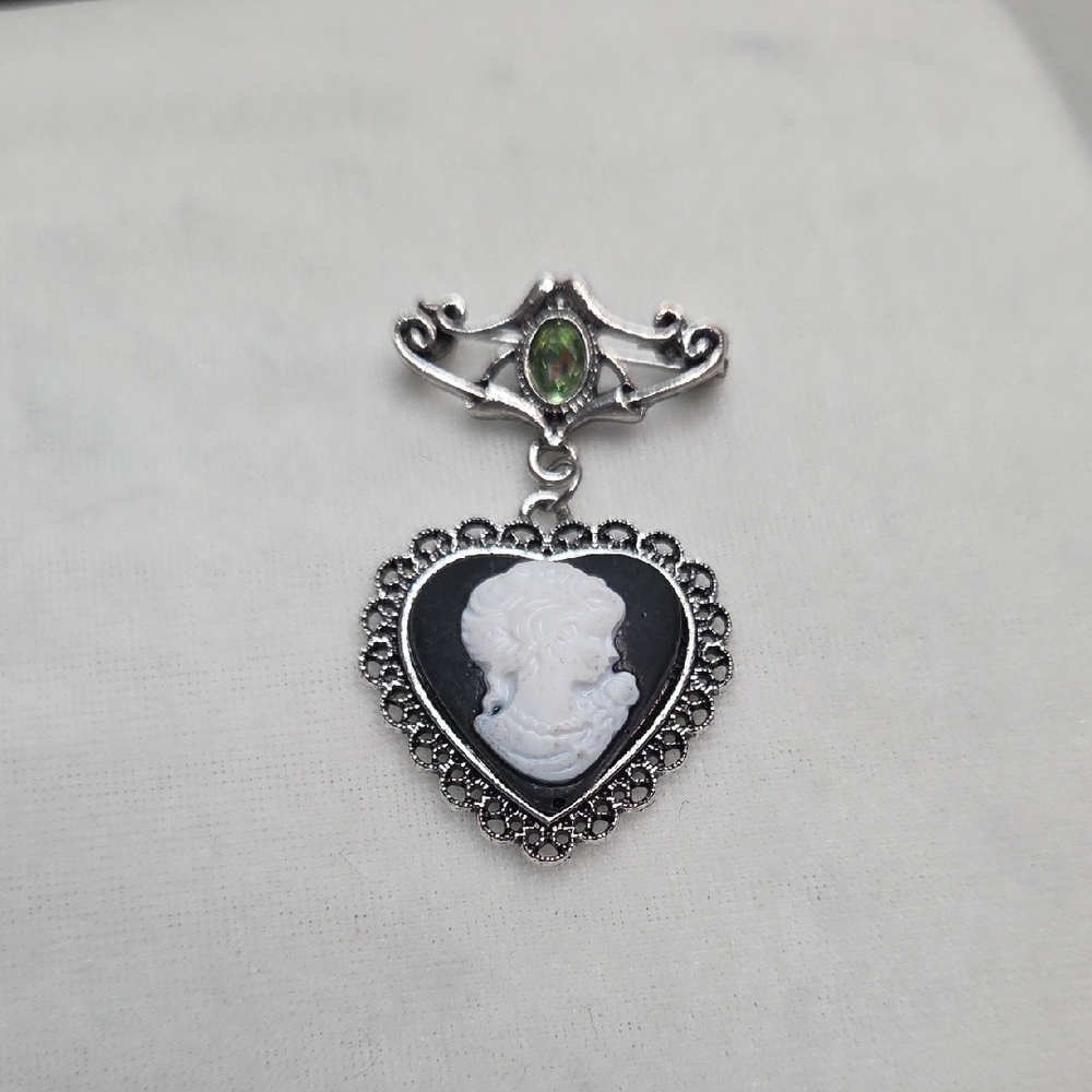 Heart Cameo Brooch Black White Retro Style Pin Green Crystal Silver Tone Pin